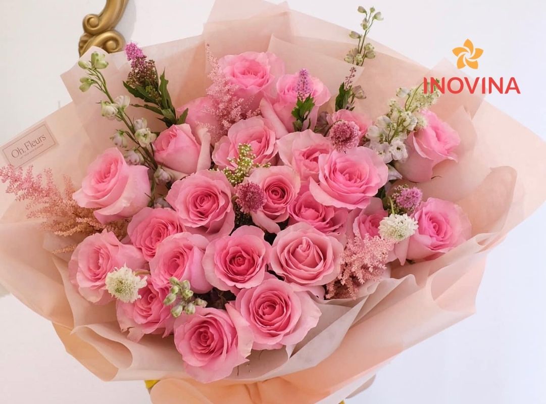 Hoa tươi rực rỡ cùng thiệp chúc mừng tinh tế, trao gửi lời yêu thương ý nghĩa