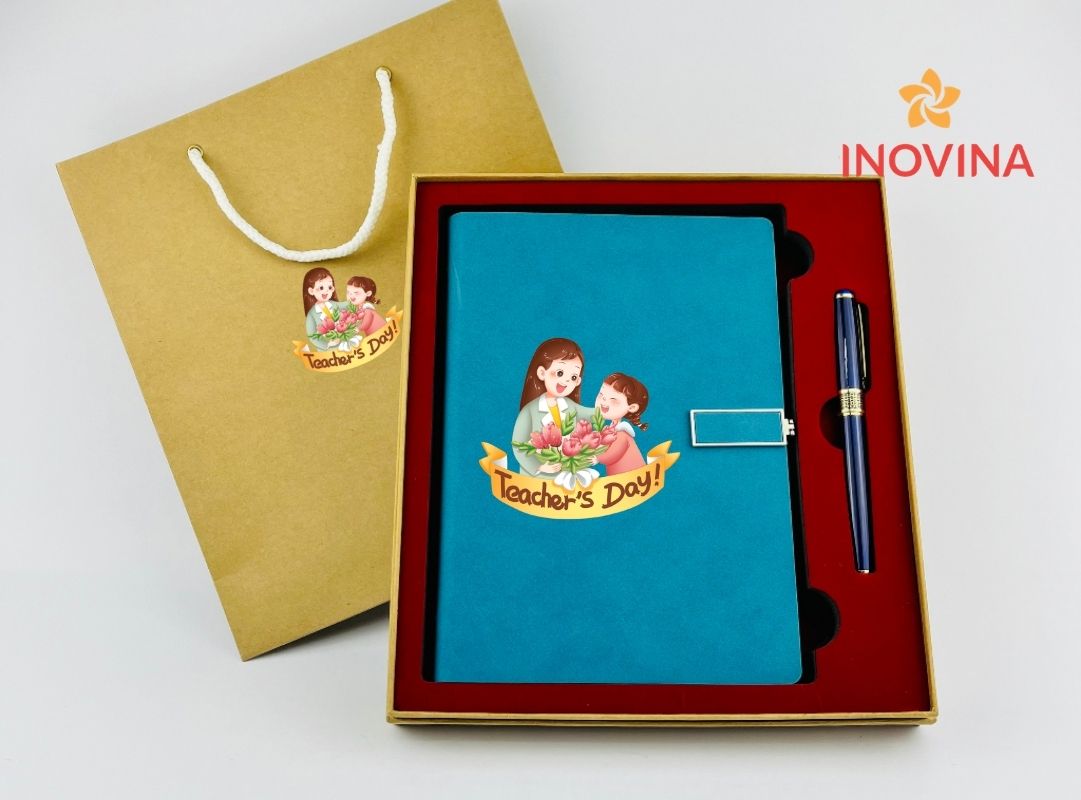 Sổ bìa còng và bút khắc tên, lưu giữ dấu ấn tri ân ngày Nhà giáo