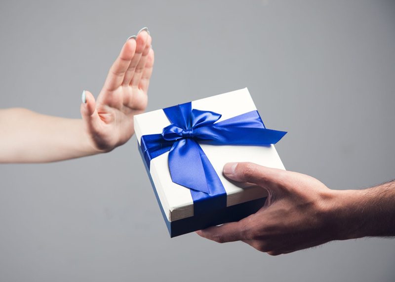 Bỏ túi 3 bí quyết về cách tặng quà không bị từ chối Cách tặng quà không bị từ chối khéo léo