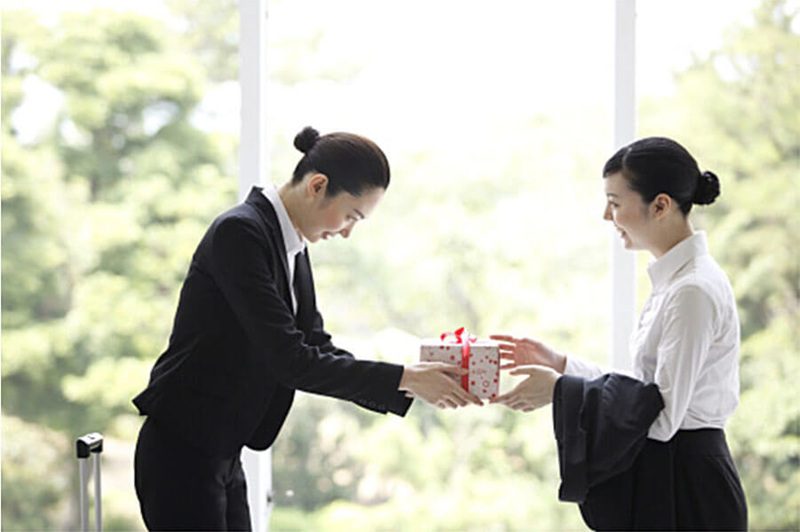 5 sai lầm khi chọn quà tặng doanh nghiệp cần biết Tặng quà không phù hợp với văn hóa của người nhận