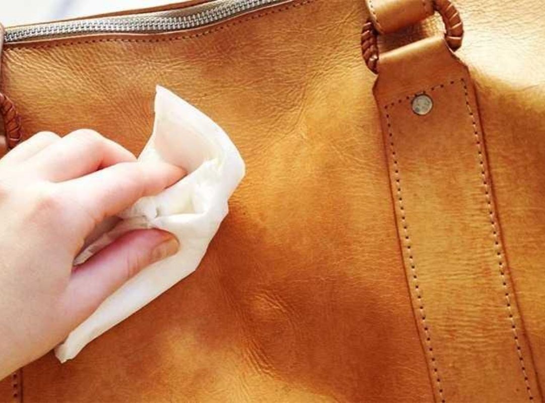 Tránh ánh nắng trực tiếp để bảo vệ bề mặt túi da 