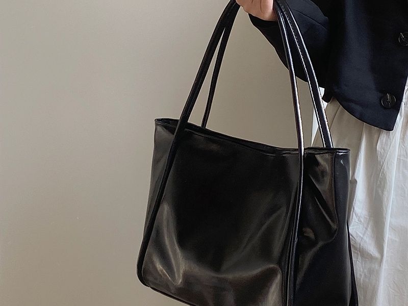 Điểm danh 5+ quà tặng túi xách đẹp và ấn tượng Túi tote thanh lịch phù hợp nhiều phong cách thời trang