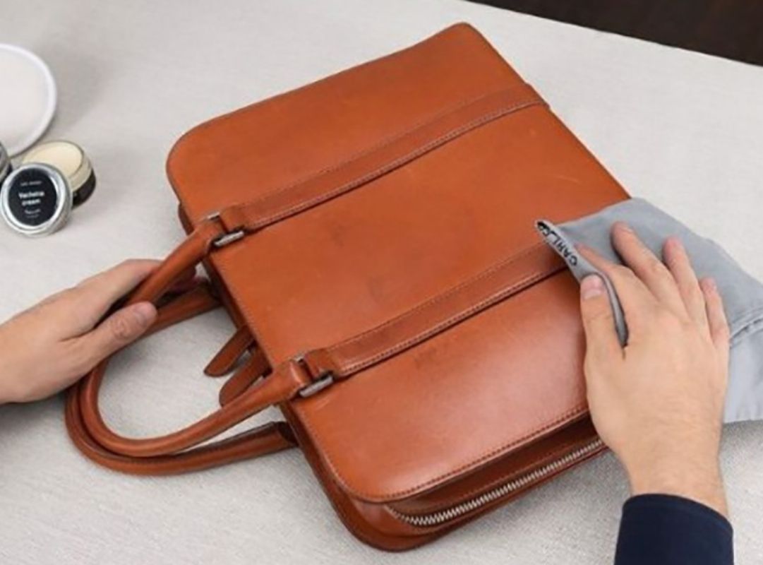 Vệ sinh túi da định kỳ giúp giữ vẻ đẹp lâu dài 