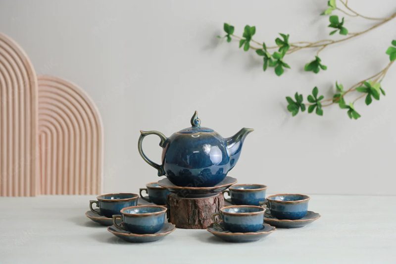 3 Điều cần biết về men hỏa biến trước khi mua Xem xét độ láng mịn và khả năng chống trầy xước của lớp men
