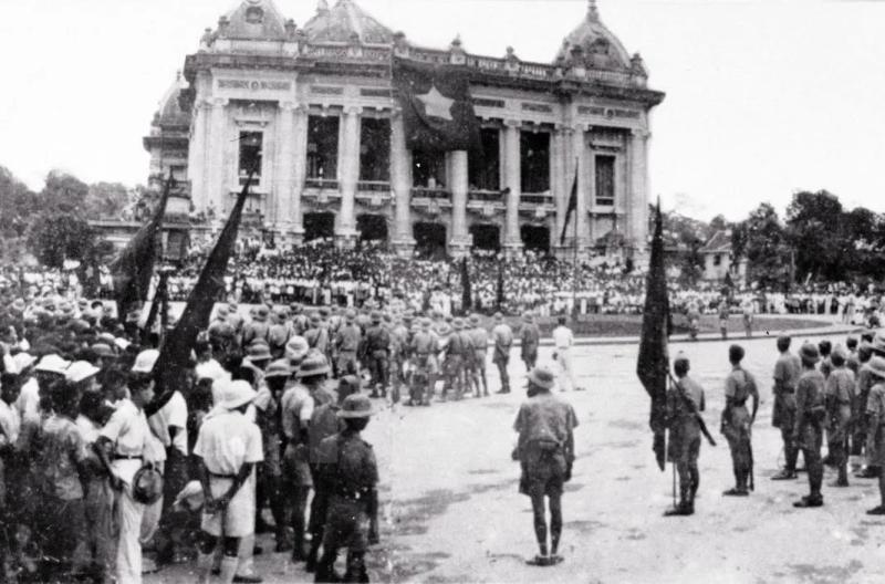 Cách Mạng Tháng Tám 1945: Diễn Biến, Ý Nghĩa Lịch Sử Ảnh tư liệu ghi lại không khí Tổng khởi nghĩa tại Hà Nội ngày 19/8/1945, một trong những mốc quan trọng của Cách mạng Tháng Tám.