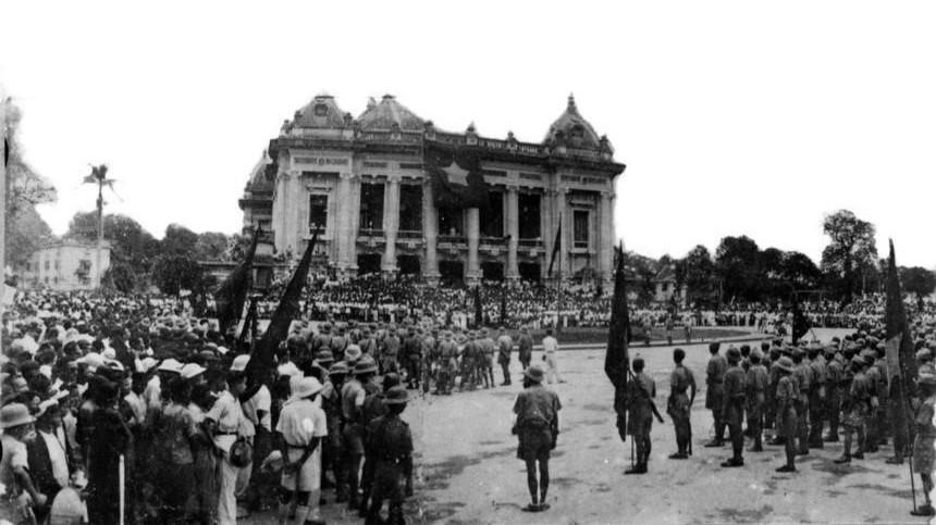 Cách Mạng Tháng Tám 1945: Diễn Biến, Ý Nghĩa Lịch Sử Ảnh tư liệu về không khí Tổng khởi nghĩa tại Hà Nội trong Cách mạng Tháng Tám năm 1945.