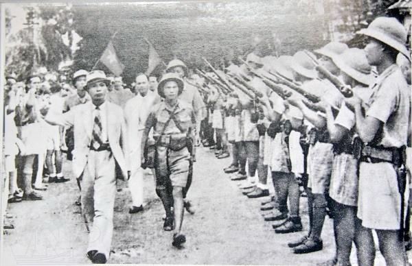 Cách Mạng Tháng Tám 1945: Diễn Biến, Ý Nghĩa Lịch Sử Ảnh tư liệu về lực lượng vũ trang và quần chúng tham gia Tổng khởi nghĩa trong Cách mạng Tháng Tám năm 1945.