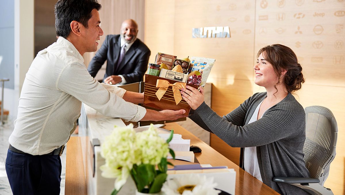 Quà Tặng Doanh Nghiệp Là Gì? Vai Trò Trong Xây Dựng Thương Hiệu Dịp phù hợp để doanh nghiệp tặng quà