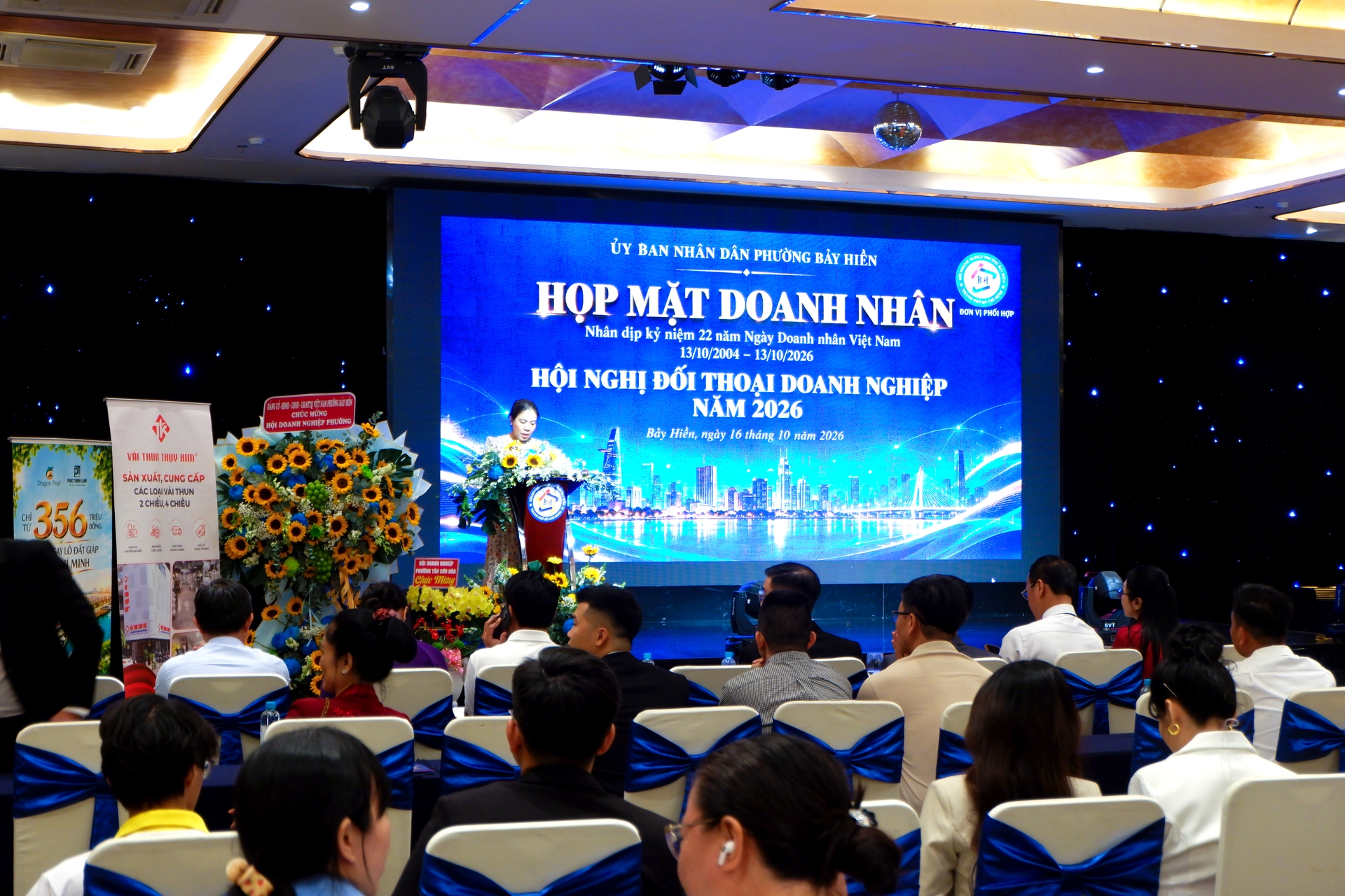 Sự Kiện Doanh Nhân Bảy Hiền Kết Nối Vươn Xa 2026 Sân khấu và không gian sự kiện doanh nhân bảy hiền Inovina