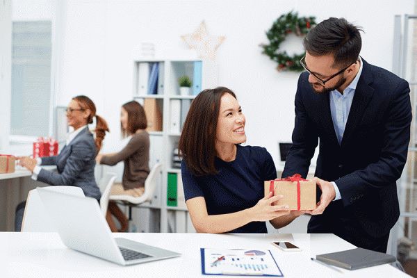 Quà Tặng Doanh Nghiệp Là Gì? Vai Trò Trong Xây Dựng Thương Hiệu Các đối tượng phù hợp với quà tặng doanh nghiệp