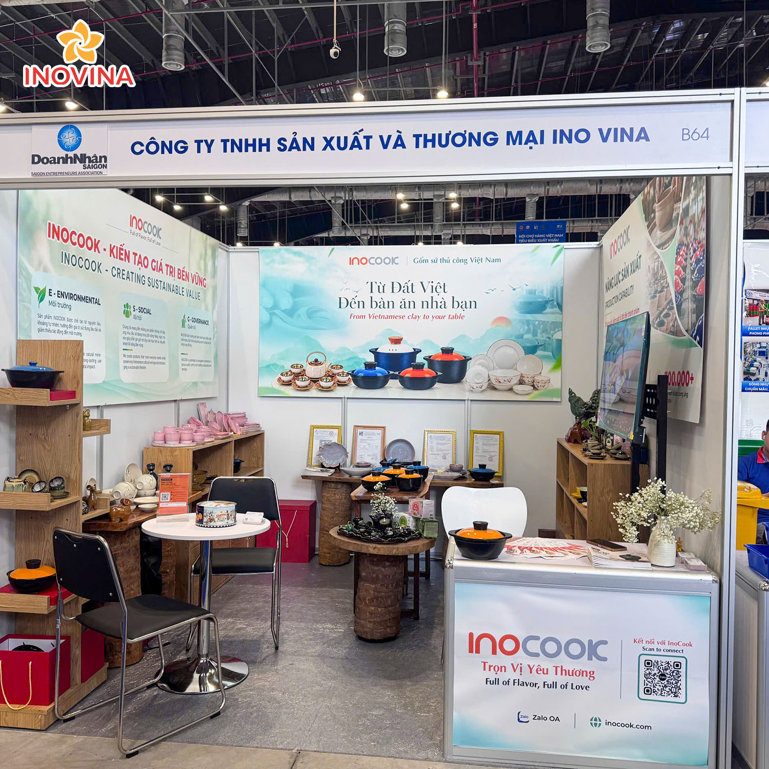 Gian hàng triển lãm gốm sứ quà tặng doanh nghiệp INOVINA tại HCM export Bình Dương với đa dạng bộ đồ ăn và bộ trà cao cấp.