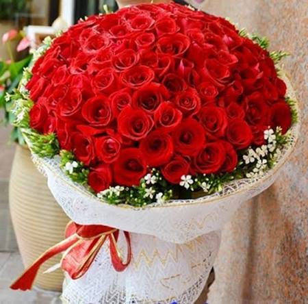 Cùng INOVINA Mừng Ngày 20 Tháng 10 - Gợi Ý Hoa Tươi Và Quà Tặng Ý Nghĩa Bó hoa hồng đỏ rực rỡ bọc lưới ren trắng tặng ngày 20 tháng 10