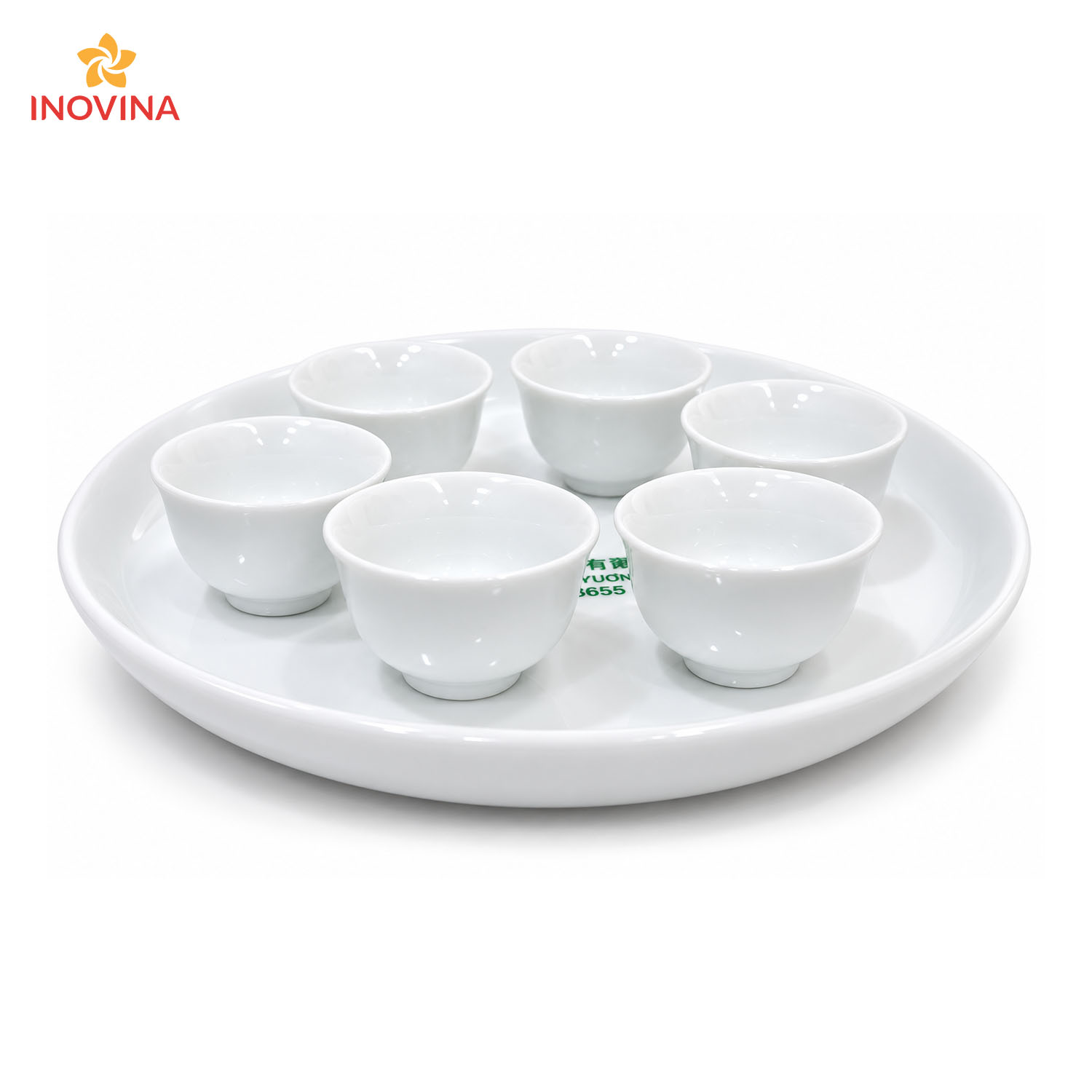 6 chén sứ trắng xếp ngay ngắn trên đĩa lót quà tặng doanh nghiệp