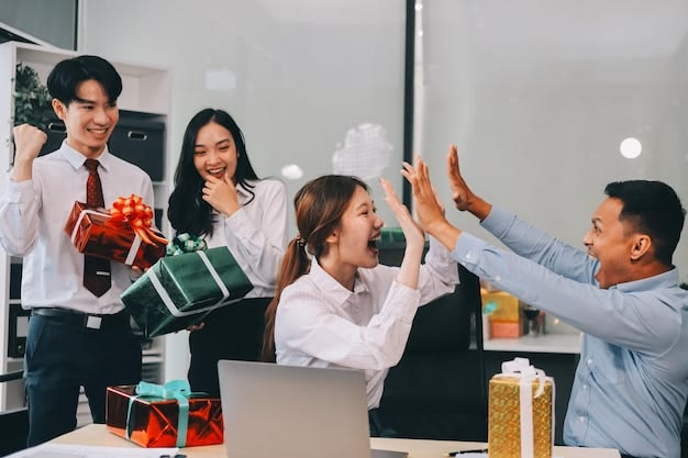 Nhân Viên Công Ty Vui Vẻ Nhận Quà Tặng Và Chia Sẻ Niềm Vui Trong Dịp Tổng Kết Cuối Năm